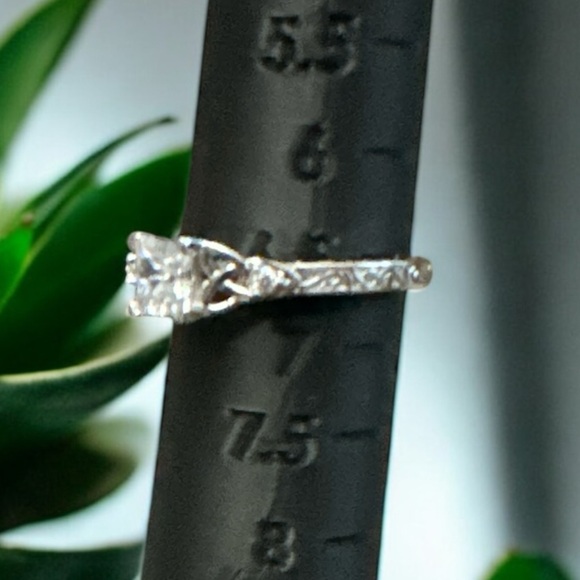 Elegant 925 Sterling Silver Ring with Princess Cut CZ Stone size 6.5 - Picture 2 of 5
